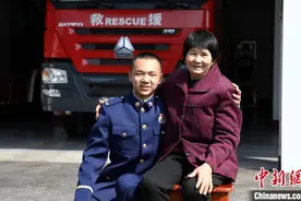 消防站里的感人故事：相依为命的奶奶来了图片