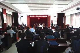 内蒙古原乌海市煤炭局长赵凯受贿案开庭审理，被控非法收受美元、房产、黄金摆件等图片