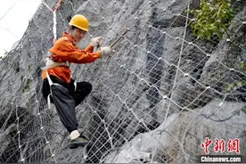 江西婺源：行走在崖壁上的“蜘蛛侠”图片