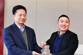 厉害了！他拿到全省首本国土工程专业高级职称证书图片