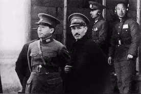 私人飞行员亲历：西安事变后，张学良一下飞机就被士兵枪指欲杀之，被宋美龄及时呵退图片