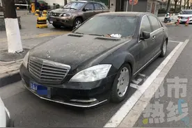 豪横！百万豪车停路边一年多，欠下5000多元停车费......图片