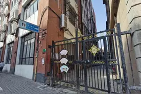 在基本贯通的上海苏州河岸线，市民感叹：公共厕所，难找！有人钓鱼，难看图片