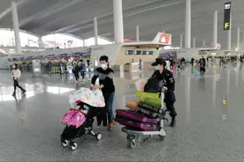 新手爸爸独自带龙凤胎赶飞机，机场安保“宝妈”暖心相助图片