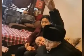 幸福！男子躺7旬母亲怀里搂8旬父亲撒娇，重温儿时乐趣图片