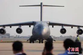 柬埔寨政府举行隆重仪式迎接中国新冠疫苗图片