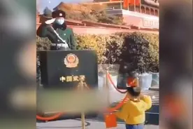 宝宝向天安门前站岗武警敬礼，武警脱手套回礼视频封面