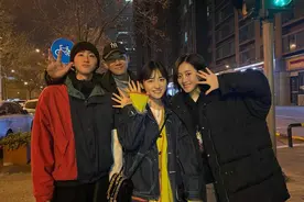 沈月与《小美好》四人组聚会 满脸笑容青春洋溢图片
