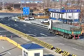 47秒｜一半挂货车拒绝检查闯卡逃跑 临沂交警拦截后司机竟承认驾照是“捡来的”图片