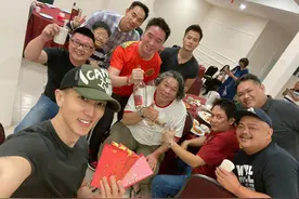 吴尊与妻子参加同学聚会 网友：不像一辈人图片