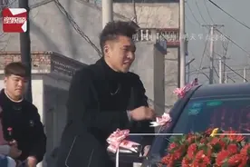 哥哥舍不得妹妹出嫁，一路跟到村头叮嘱，网友：兄妹情让人羡慕图片