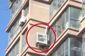 “楼上空调外机挂我家外墙！”要求对方拆除，邻居：你要签免责协议图片