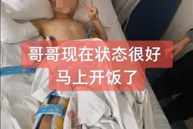 山东5岁双胞胎独自在家时坠楼，弟弟身亡哥哥幸存，数千名热心人相助图片