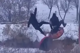 两男子玩滑雪圈冲出雪道，一路惨叫：我要回家，网友：不厚道的笑了图片