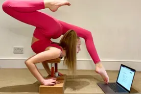 英国13岁女孩疫情期间苦练柔术：每周15小时，边写作业边劈叉图片