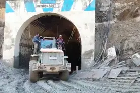 印度北阿坎德邦水坝溃坝事件进展：现场找到10具遗体 30多人被困另一隧道图片