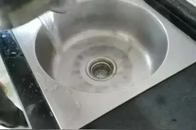 一起放热水十分钟！杭州一小区下水管被堵，业主放了个大招图片