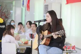 虎牙主播线下暖心探访抗疫企业员工图片