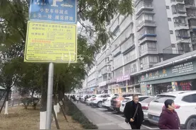 泸州一宝马车占道停车70天，欠费记录写满两个本子！收费员早出晚归蹲守收费图片