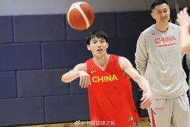 从CBA到国家集训队，胡金秋、吴前无缝对接，好久没见他们穿这身球衣了图片