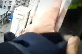 咸宁一高中生坐窗台欲跳楼轻生，消防员解救视频封面
