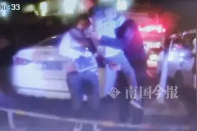 乌龙！柳州3男子开车去喝酒，车上多了个娃，都说不是自己的图片