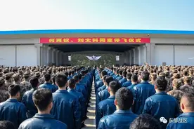 两名“老飞”告别蓝天！这个停飞仪式，场面温馨感人……图片