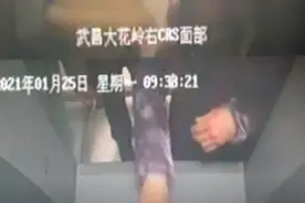 刑拘！女子帮六旬男子ATM机取款暗记密码把钱转出，32元都不放过图片