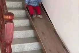 爸爸亲手做了个滑梯，孩子在家也可以愉快地玩耍图片