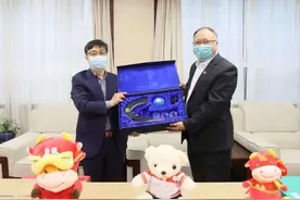 铁建国际为偏远地区留京中学生送温暖图片