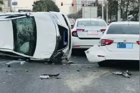 男子喜提新车，刚上路就被撞了！对方全责，驾驶员是他妻子图片