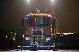 “年廿八，洗邋遢”，看白云机场如何给跑道“搓个澡”图片