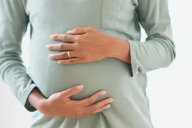 怀孕3周后忽然又怀上"二胎"，这英国妈妈生下一大一小龙凤胎图片