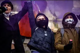 法国13岁焦虑症少女被20名消防员强暴性侵，法官认为她纯属自愿图片