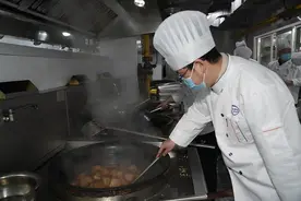 红烧牛尾、菠萝鸡块……这所高校领导为留校学生掌勺年夜饭图片