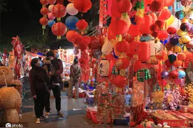 越南年味浓街头巷尾火红一片图片