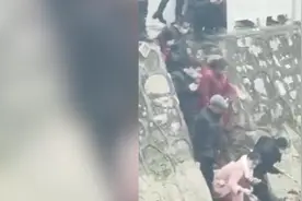 湖北当阳一河道漂浮大量百元现金，市民撒渔网划船下河捞钱视频封面