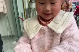 5岁女儿过年在2元店给妈妈买“金”项链，妈妈：我的眼泪在打转图片