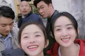 33岁赵丽颖杀青照曝光！脸比小7岁女演员还小图片