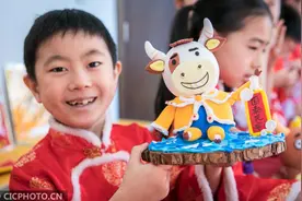 呼和浩特：巧手“萌牛”迎新春图片