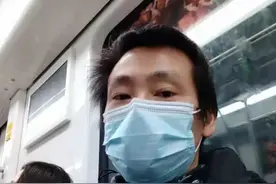 女孩递来纸巾，杭州男子地铁上回赠她一个小礼物！打开一看太有爱图片