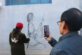 她用“烧火棍”画出“西施”图片