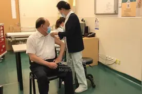 澳门启动新冠疫苗接种 贺一诚带头接种国药疫苗图片