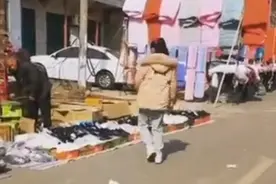 半年未见的外孙女回老家，路遇外公摆摊假装买鞋，转身一看笑容太暖图片