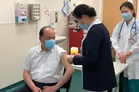 澳门今起预约接种新冠疫苗 贺一诚率先施打国药疫苗图片