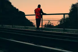 寂寞到很少见到火车 一个小站站长的坚守图片