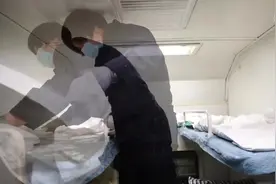 火车卧铺车厢的被子到底是谁叠的？图片