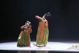 这是在水下，还是在天上？！河南卫视端午晚会这个节目炸场，舞者还是“星女郎”图片