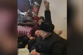 男子躺母亲怀里搂着父亲玩闹：回到他们身边自己就像小孩视频封面