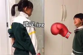 两闺女“干架”，爸爸一旁当起解说，网友调侃：专业的图片